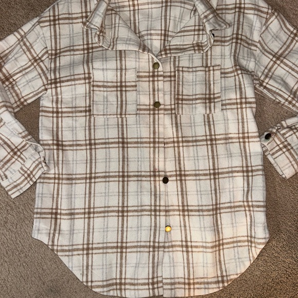 🍒6 items for $30🍒 Woman’s Plaid Shacket/Button down flannel/shirt - Picture 3 of 5